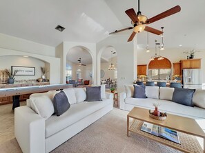 Smart TV, fireplace, table tennis, offices - Waterfront, Golf Views, Boats and Pools! Sleeps 18. 2 Home Complex! (Chandler)