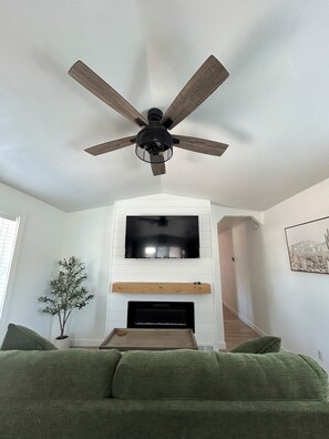 Smart TV y chimenea