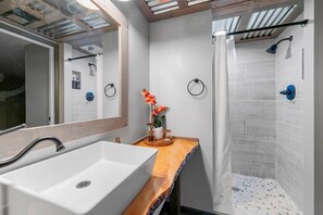 Regadera, tina de hidromasaje, secadora de cabello, bidet 