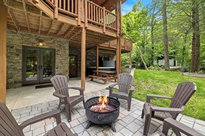 Outdoor dining - Shine on the Cartecay • Hot Tub + Game Room • Hammocks & Fire Pits (Ellijay)