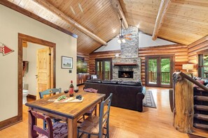 Interior - Shine on the Cartecay • Hot Tub + Game Room • Hammocks & Fire Pits (Ellijay)