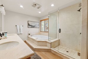 Bathroom - Arctic Wolf at Summit Base (Big Bear Lake)