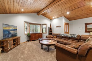 Flat-screen TV, DVD player - Arctic Wolf at Summit Base (Big Bear Lake)