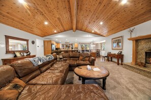 Flat-screen TV, DVD player - Arctic Wolf at Summit Base (Big Bear Lake)