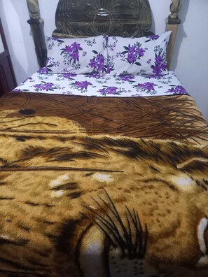 1 slaapkamer, een strijkplank/strijkijzer, wifi, beddengoed