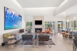 Smart TV y chimenea