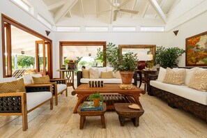 Smart-TV, Bücher, Stereoanlage