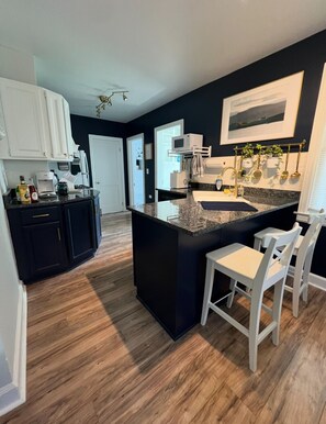 Frigorifero, microonde, forno, piano cottura