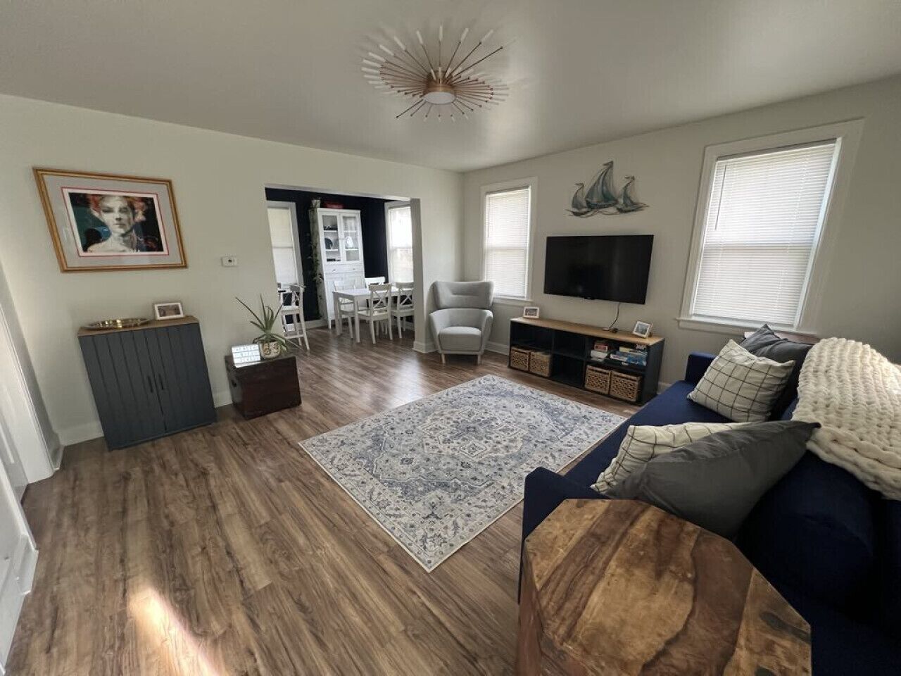 Smart TV, libros y oficina 