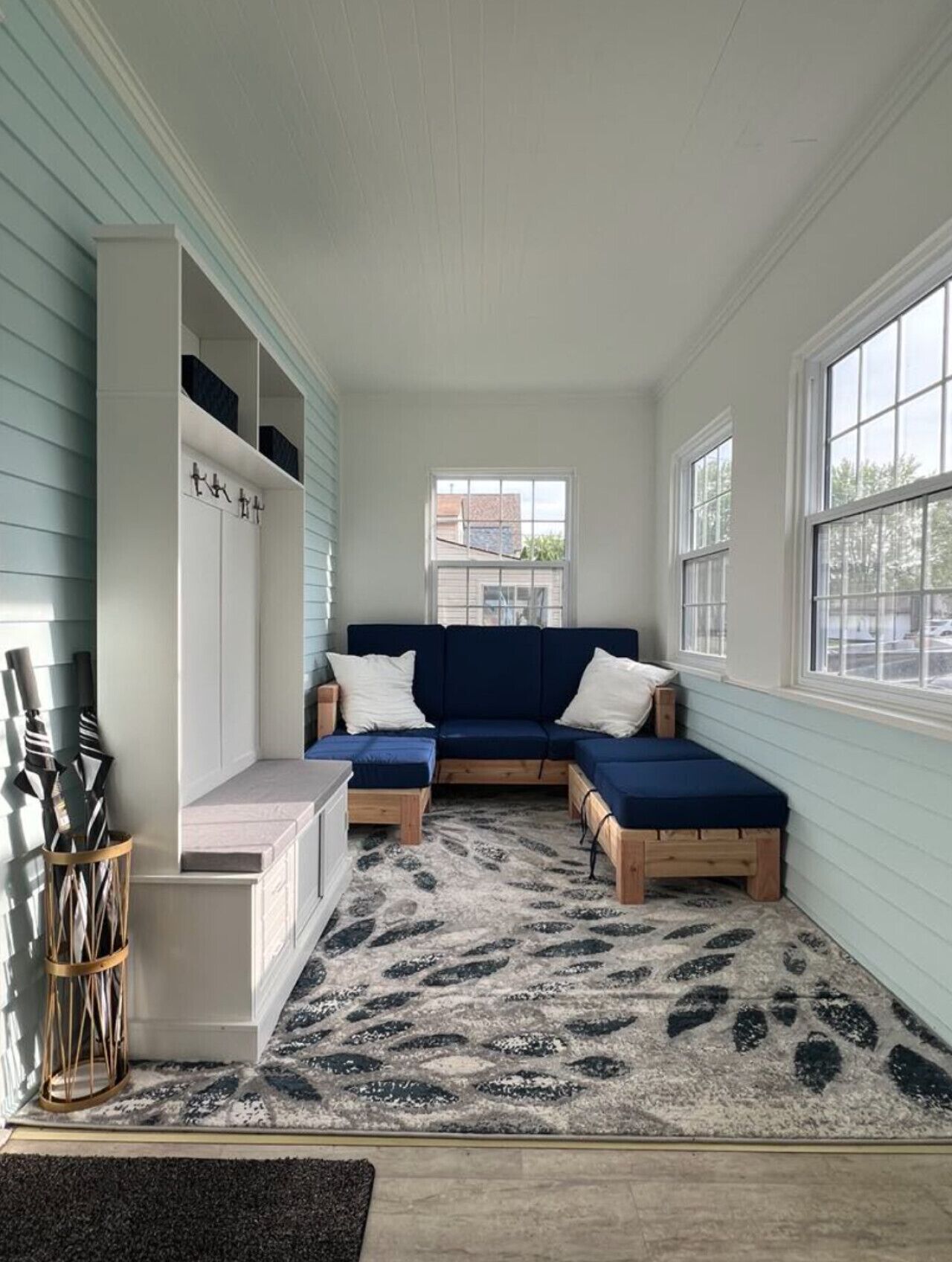 Smart TV, libros y oficina 