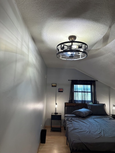 Sleep 6+ adults, new 2 Br 1 Ba adjacent to Bell Manor. Cleaning fees included!