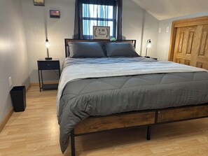 2 bedrooms, WiFi, bed sheets - Sleep 6+ adults, new 2 Br 1 Ba adjacent to Bell Manor. Cleaning fees included! (Chillicothe)