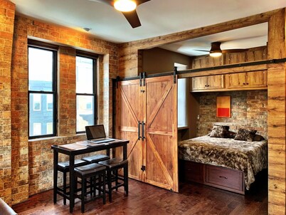 Chicago’s BEST location… Lincoln Park, Lake Michigan, Wrigley Field, and more!
