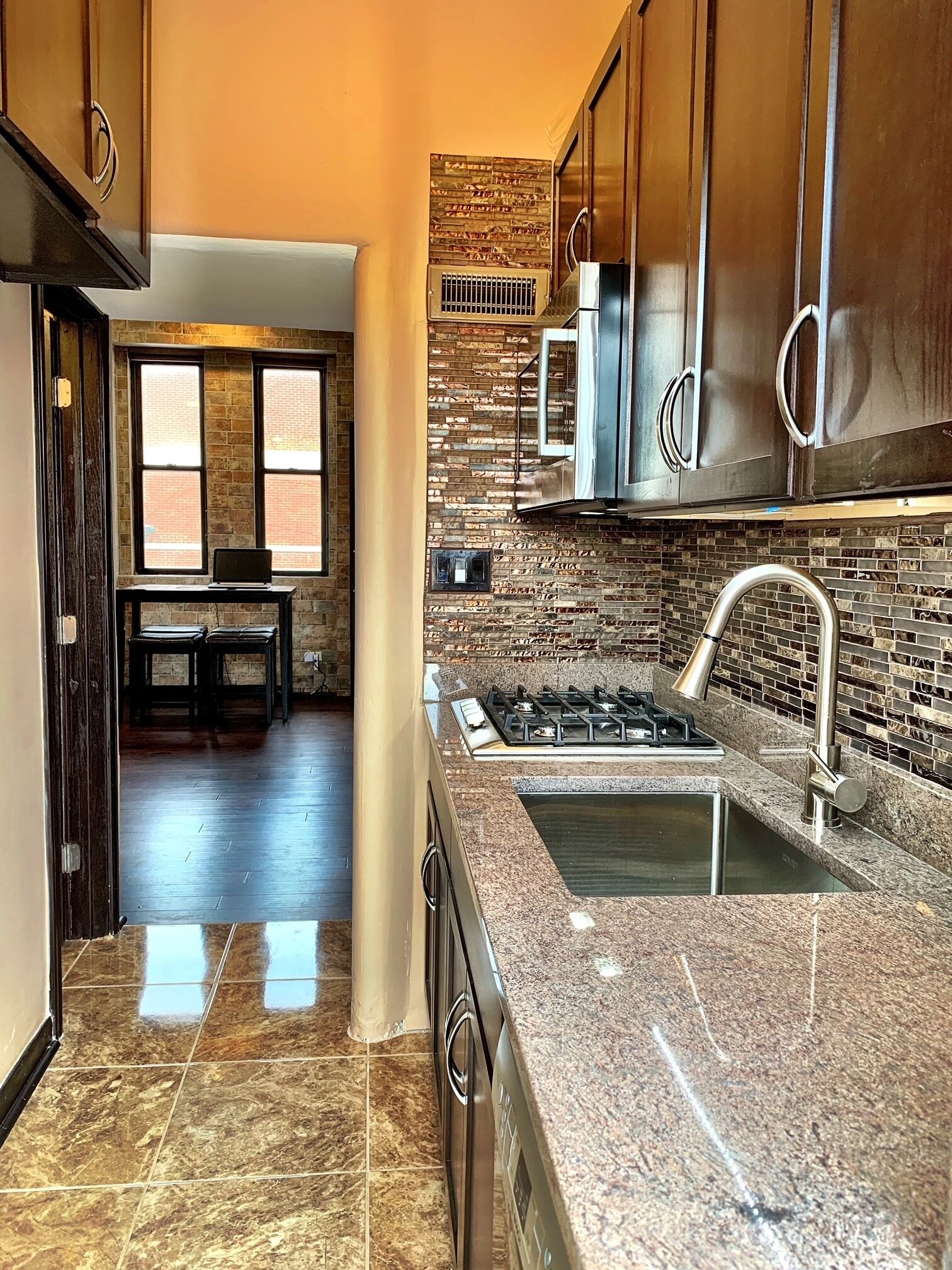 Refrigerador, parrilla de estufa, lavavajillas y cafetera y tetera 