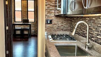 Refrigerador, parrilla de estufa, lavavajillas y cafetera y tetera