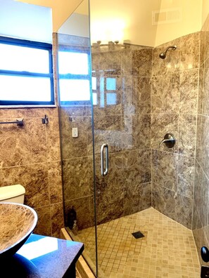 Douche, serviettes fournies, savon, shampooing