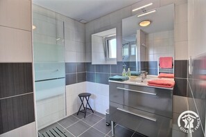 Shower, hair dryer, towels - Ty Luz - CAMLEZ - Gîte (CAMLEZ)