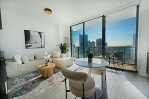 تلفزيون ذكي، تنس طاولة، مكتب