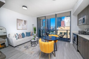 Smart-TV, Tischtennisplatte, Arbeitsbereiche