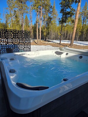 Outdoor spa tub - High Desert Haven! Close to Sunriver! (Bend)