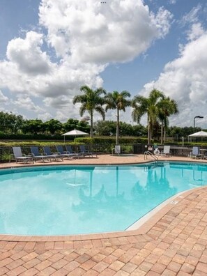 Piscine extérieure, piscine chauffée