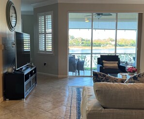 Smart-TV, DVD-Player, Bücher