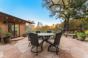 TCI-24 - Breath-taking view of the Cathedral Rock with an outdoor Hot Tub, and Oak Creek. (Sedona)