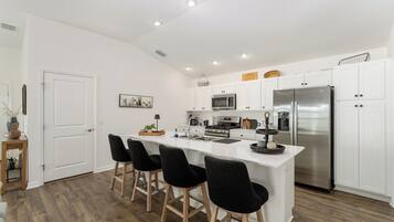 Kylskåp, mikrovågsugn, ugn och spishäll