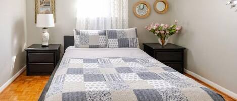 3 bedrooms, iron/ironing board, WiFi, bed sheets