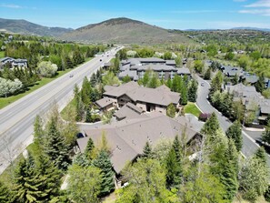 Una zona residencial con varias casas, una calle principal y una montaña al fondo.