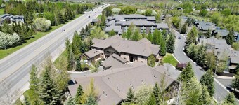 Jupiter Inn 03 | Near Slopes | Fireplace | Kitchen | Private Bedrooms | Hot Tub | Pool