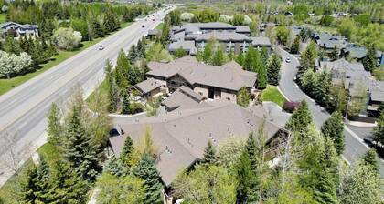 Jupiter Inn 03 | Near Slopes | Fireplace | Kitchen | Private Bedrooms | Hot Tub | Pool