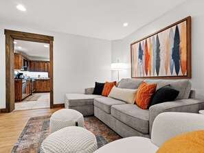Smart TV, chimenea y libros 