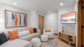 Smart TV, chimenea y libros