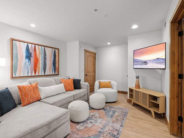 Smart-TV, Kamin, Bücher