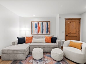 TV connectée, cheminée, livres