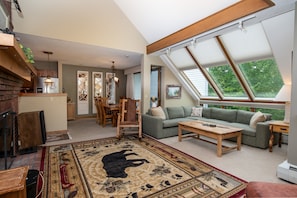 Fernseher, Kamin, DVD-Player, Musikbibliothek