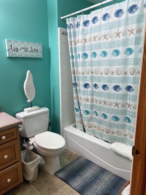 Hair dryer, towels, toilet paper - Cozy bedroom in peaceful house in Rexburg with WiFi, AC and shared living space. (Rexburg)