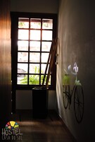 Una habitación con ventana, un mural de bicicleta y una puerta.