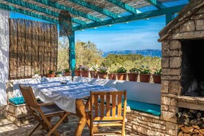 Outdoor dining - Holiday home mit Klimaanlage und Meerblick (Vela Luka)