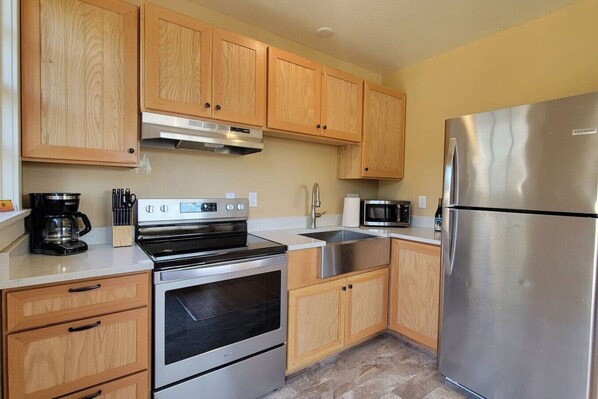 Kylskåp, mikrovågsugn, ugn och spishäll