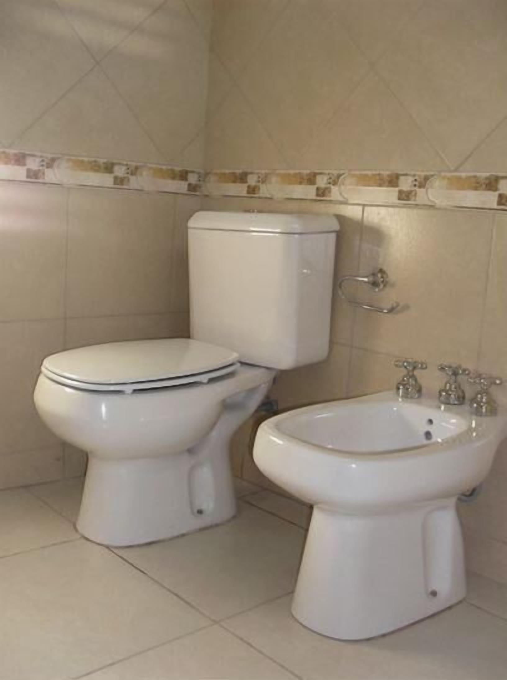 Un baño con inodoro y bidé.