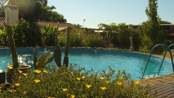 Una piscina al aire libre de temporada