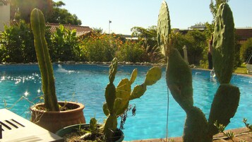 Una piscina al aire libre de temporada