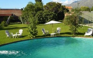Una piscina al aire libre de temporada