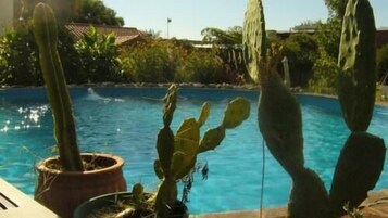 Una piscina al aire libre de temporada