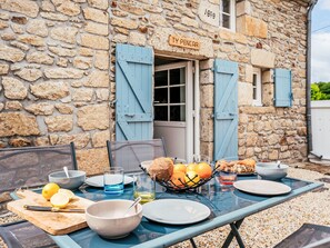 Outdoor dining - Maison de Pluméliau by Interhome (Pluméliau-Bieuzy)