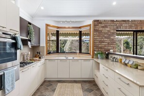 Microonde, forno, piano cottura, lavastoviglie