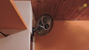 Una stanza con soffitto in legno e una porta bianca.