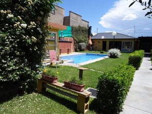 Kauden mukainen ulkouima-allas